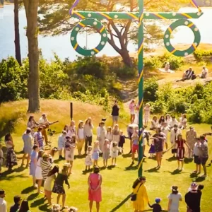 Dans runt midsommarstången/midsommarflaggstången på Bokenäset, Västkusten