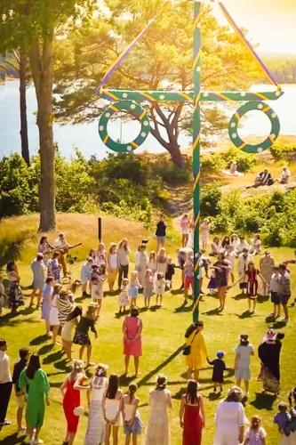 Dans runt midsommarstången/midsommarflaggstången på Bokenäset, Västkusten